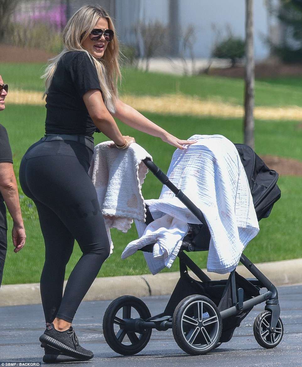 4BED9C8500000578-5697715-Mommy_and_me_Khloe_Kardashian_was_seen_out_with_her_bundle_of_jo-a-108_1525646155910