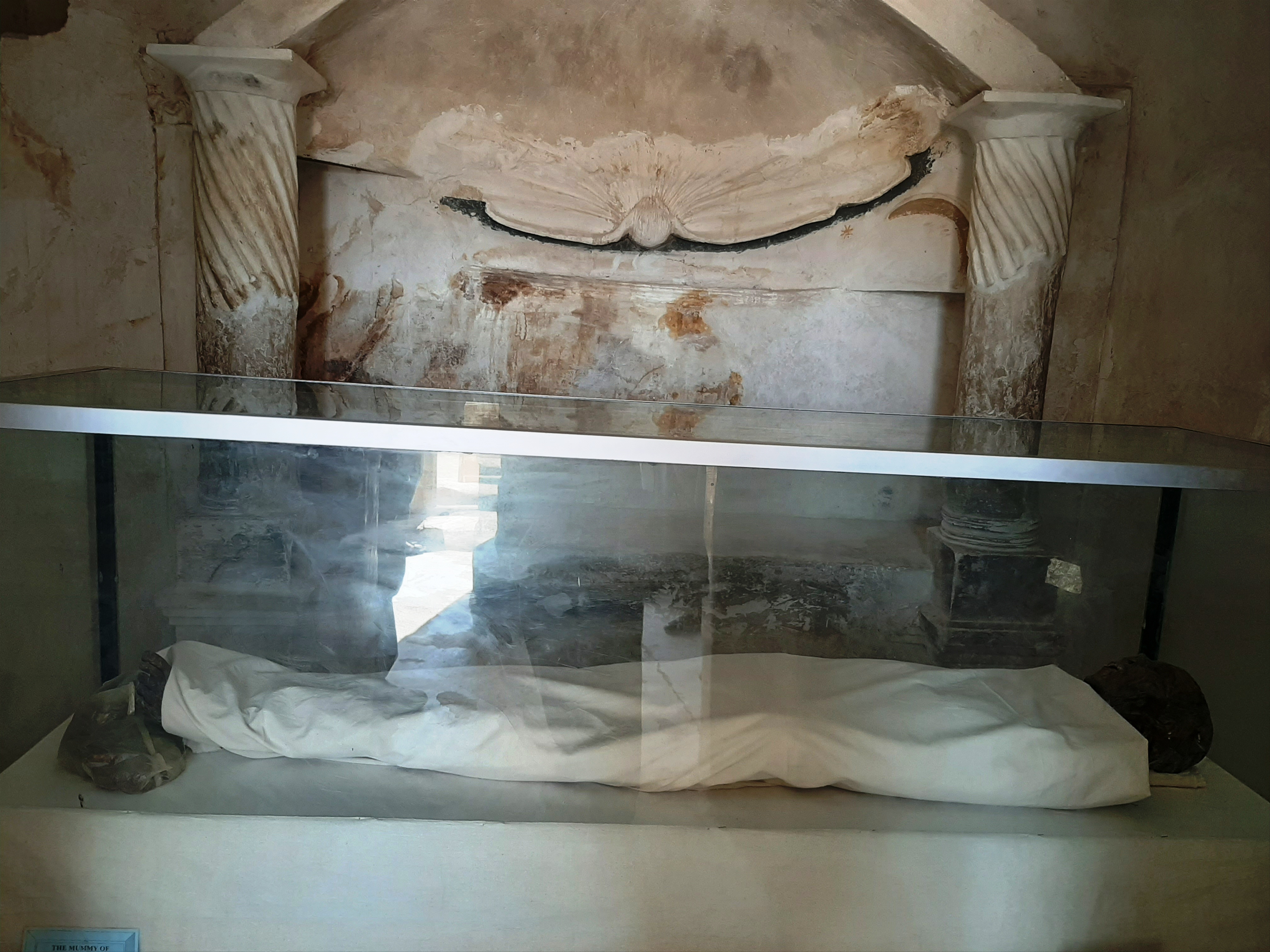 مقبرة ايزيدورا شهيدة الحب (3)