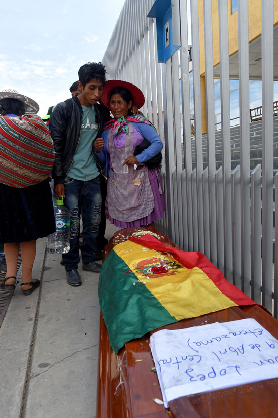 بوليفيا تشيع جثامين ضحايا الاشتباكات (6)