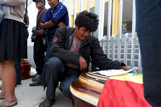 بوليفيا تشيع جثامين ضحايا الاشتباكات (1)