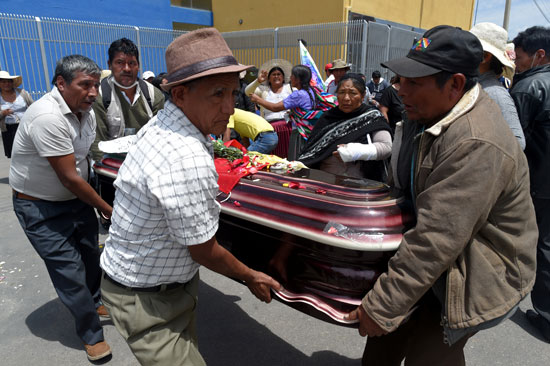 بوليفيا تشيع جثامين ضحايا الاشتباكات (4)