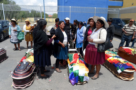 بوليفيا تشيع جثامين ضحايا الاشتباكات (5)