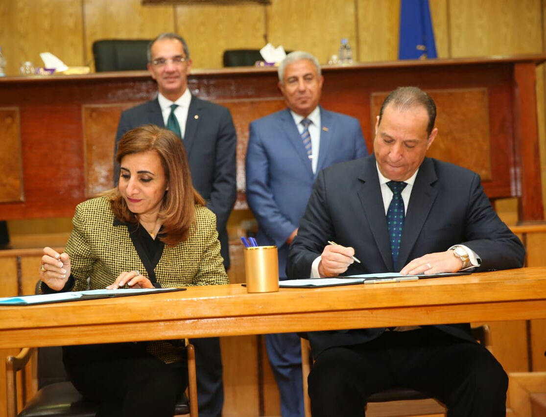 وزير الاتصالات ومحافظ أسوان يشهدان توقيع مذكرة تعاون مشترك