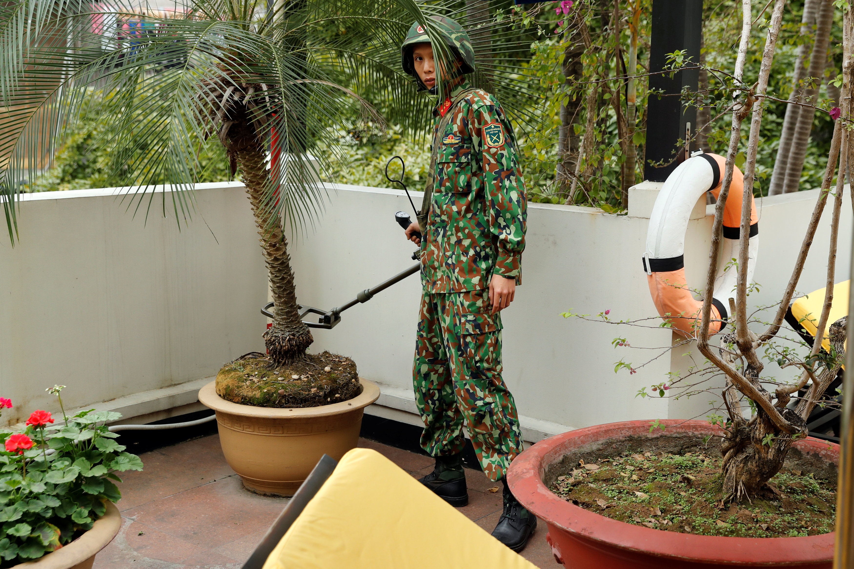 2093330-جندى-فيتنامى-يستخدم-جهاز-الكشف-عن-المتفجرات-لتأمين-الفندق