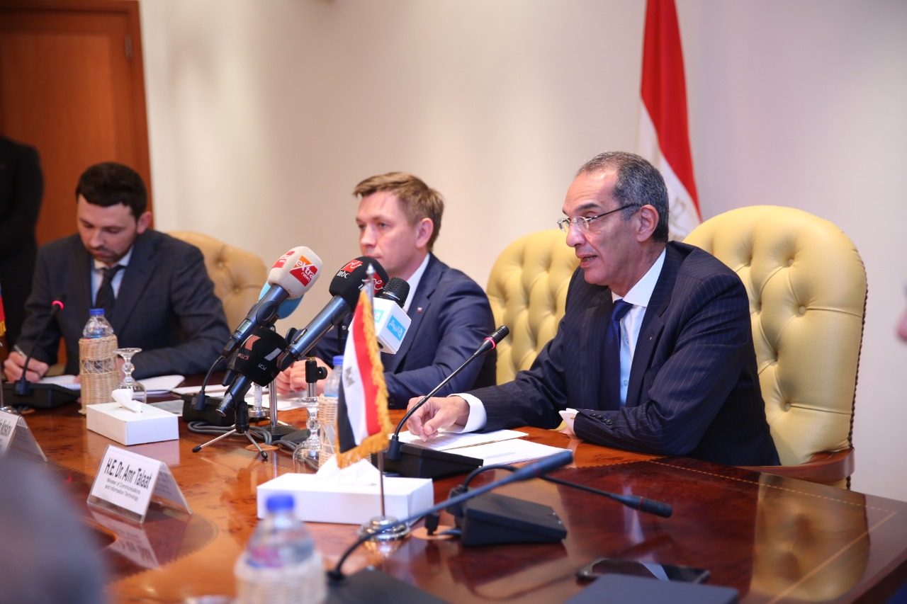 وزير االتصالات المصري مع نظيره الروسي وممثلي الشركات الروسية