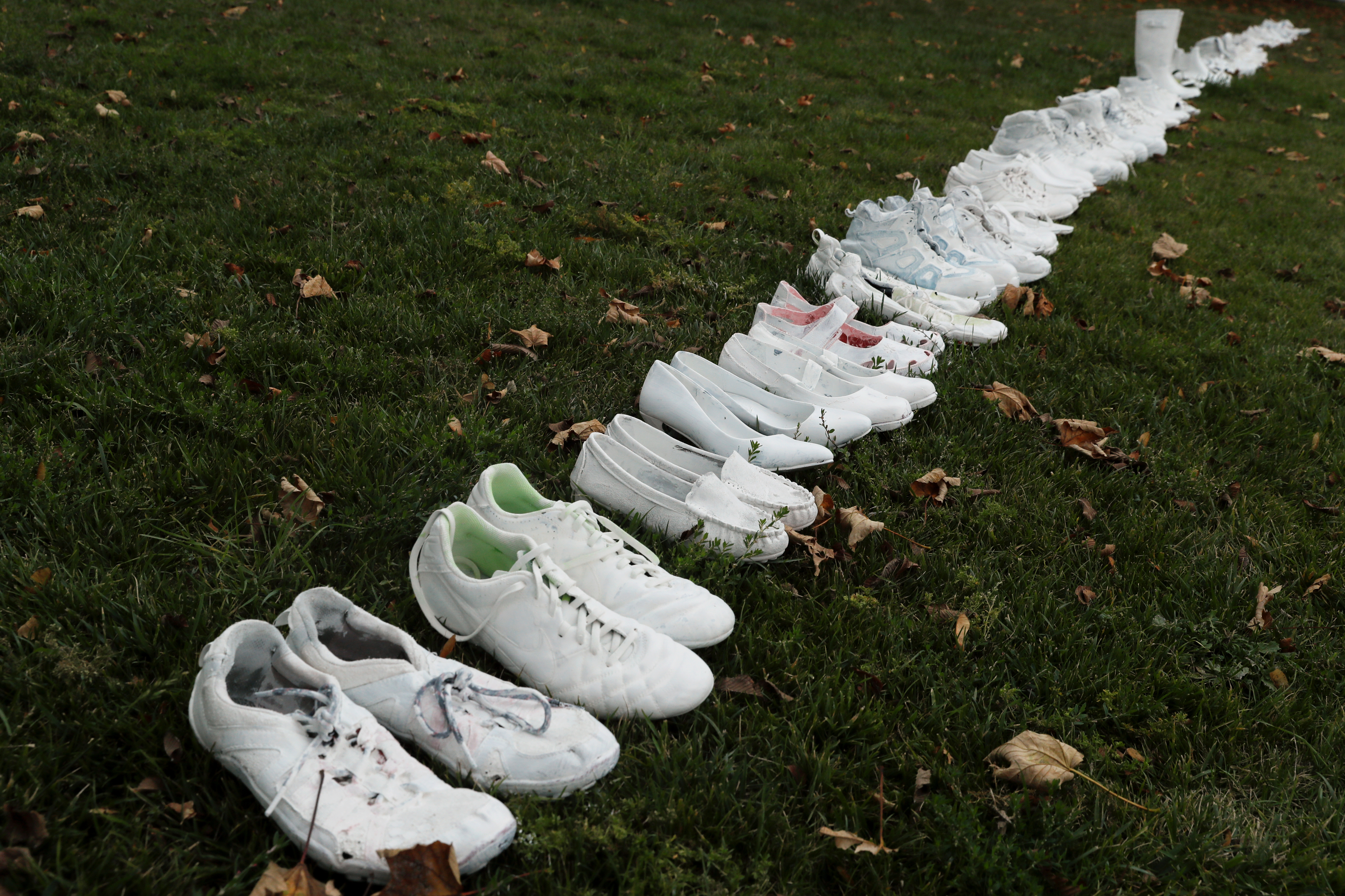 8349251-الأحذية-البيضاء-لتكريم-أرواح-الضحايا