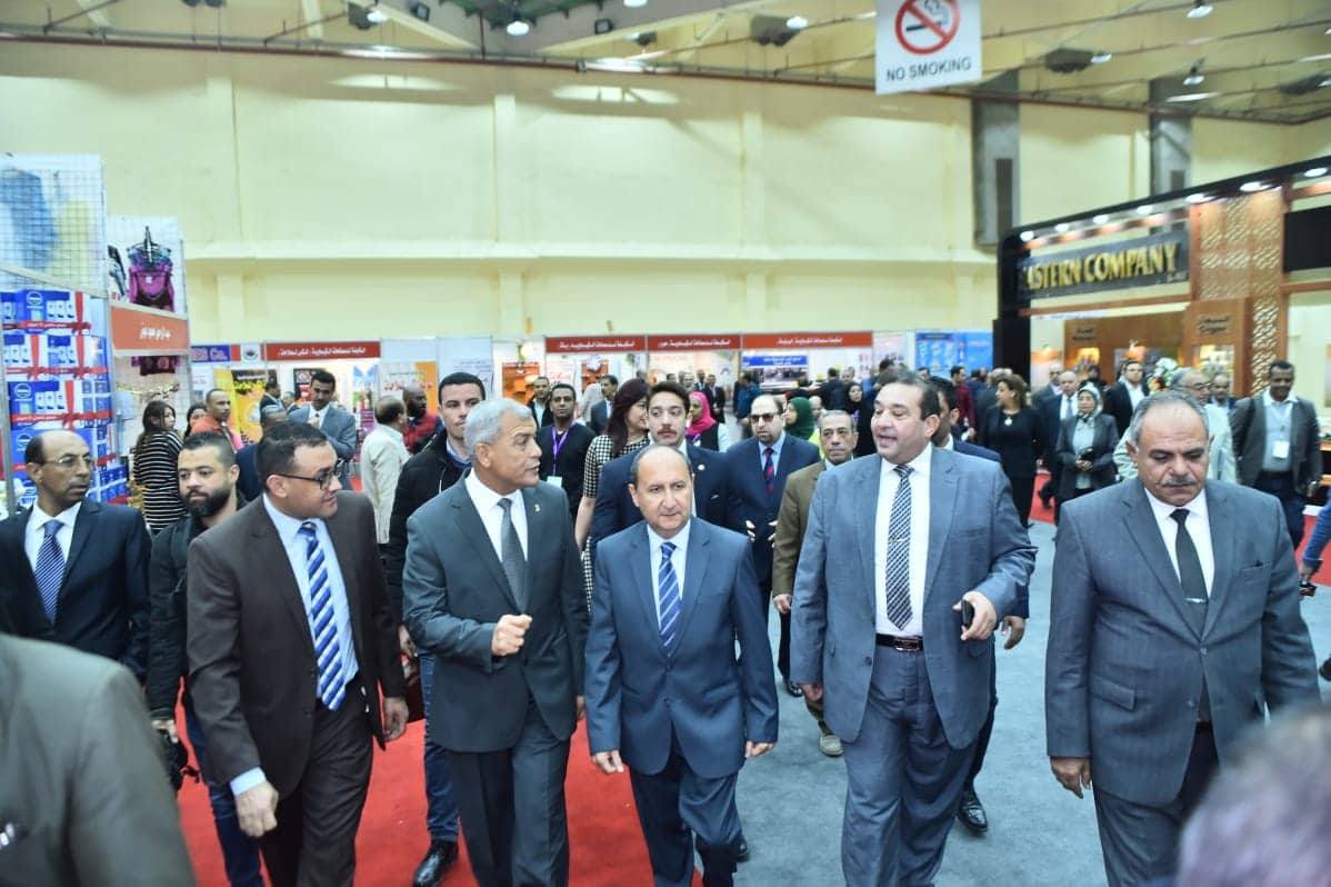 وزير التجارة يتفقد معرض القاهرة الدولي في دورته الـ 52