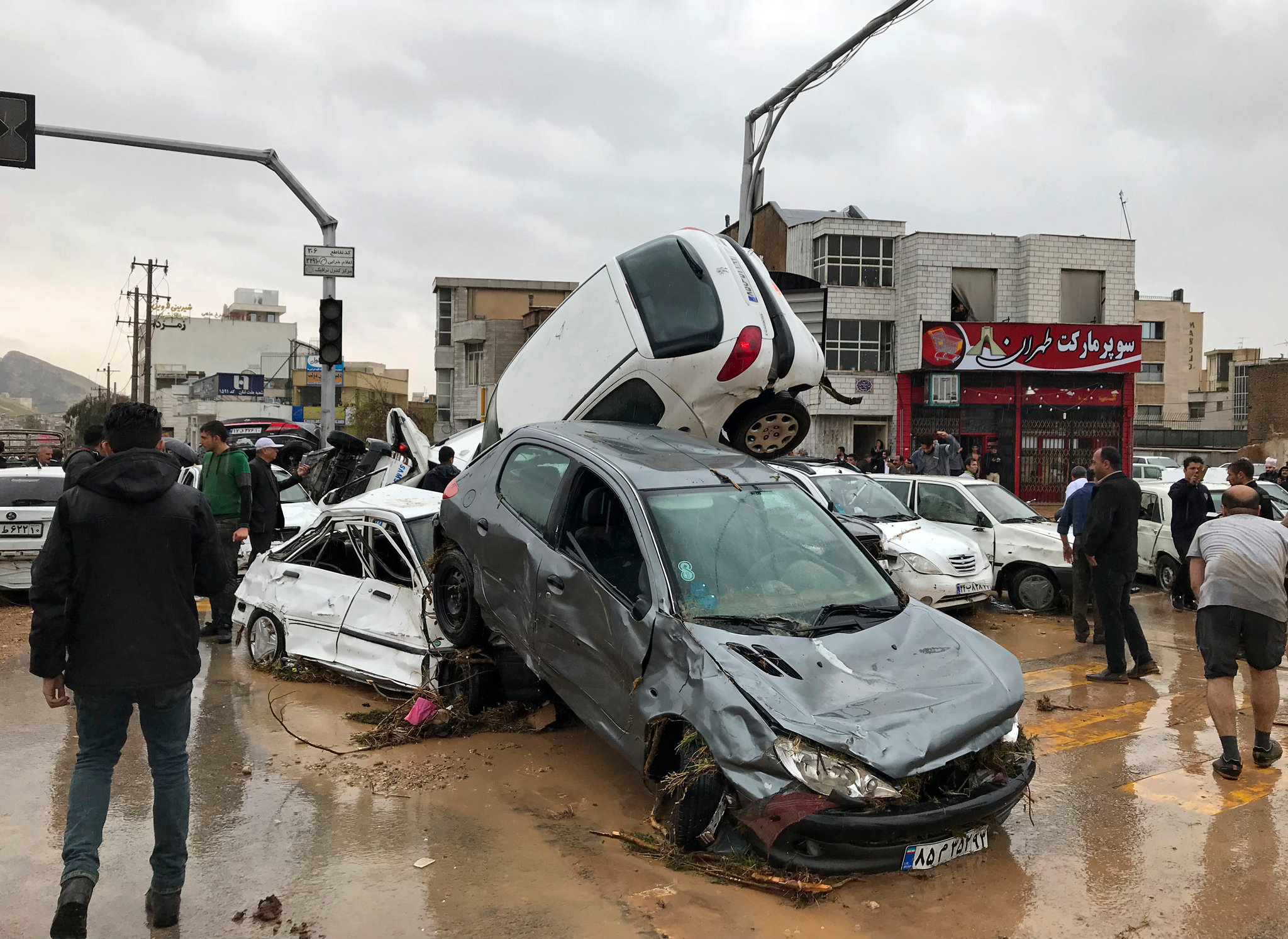 644559-تحطم-السيارات-فى-إيران-نتيجة-قوة-الفيضانات