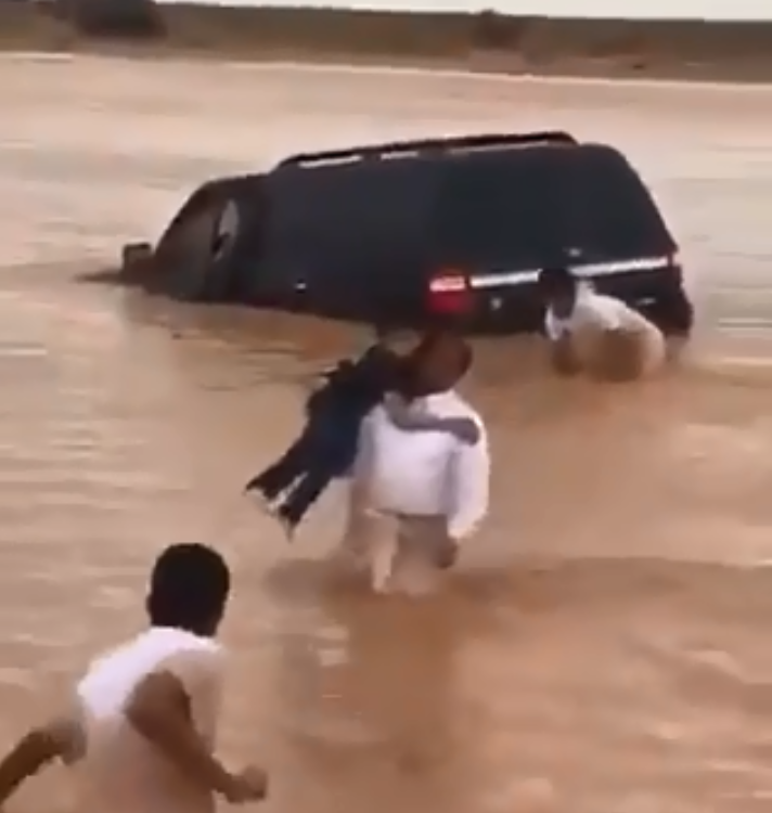 611934-انقاذ-اسرة-سعودية-من-الأمطار