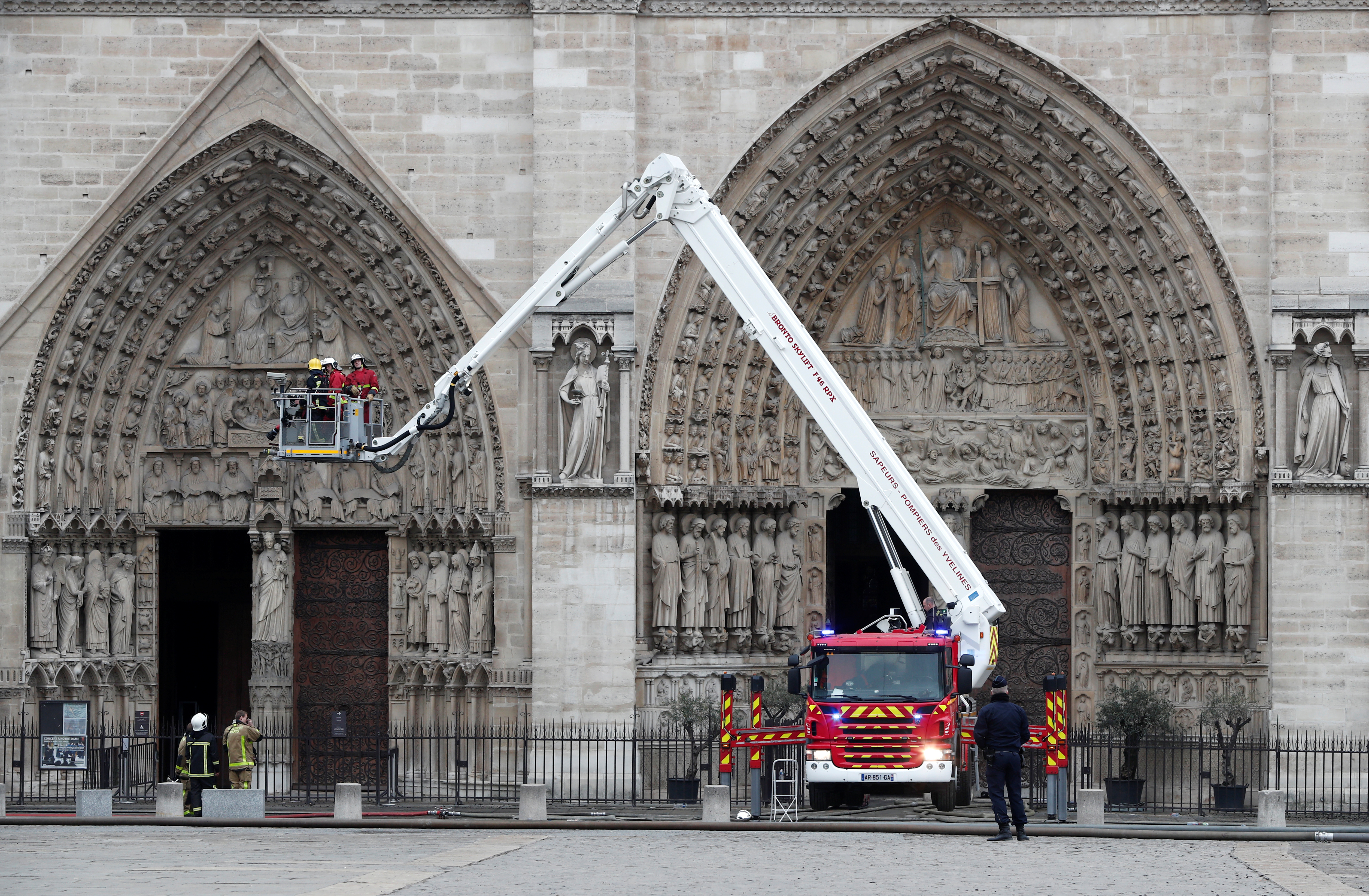 7156396-كاتدرائية-نوتردام-بعد-إطفاء-الحريق-(10)