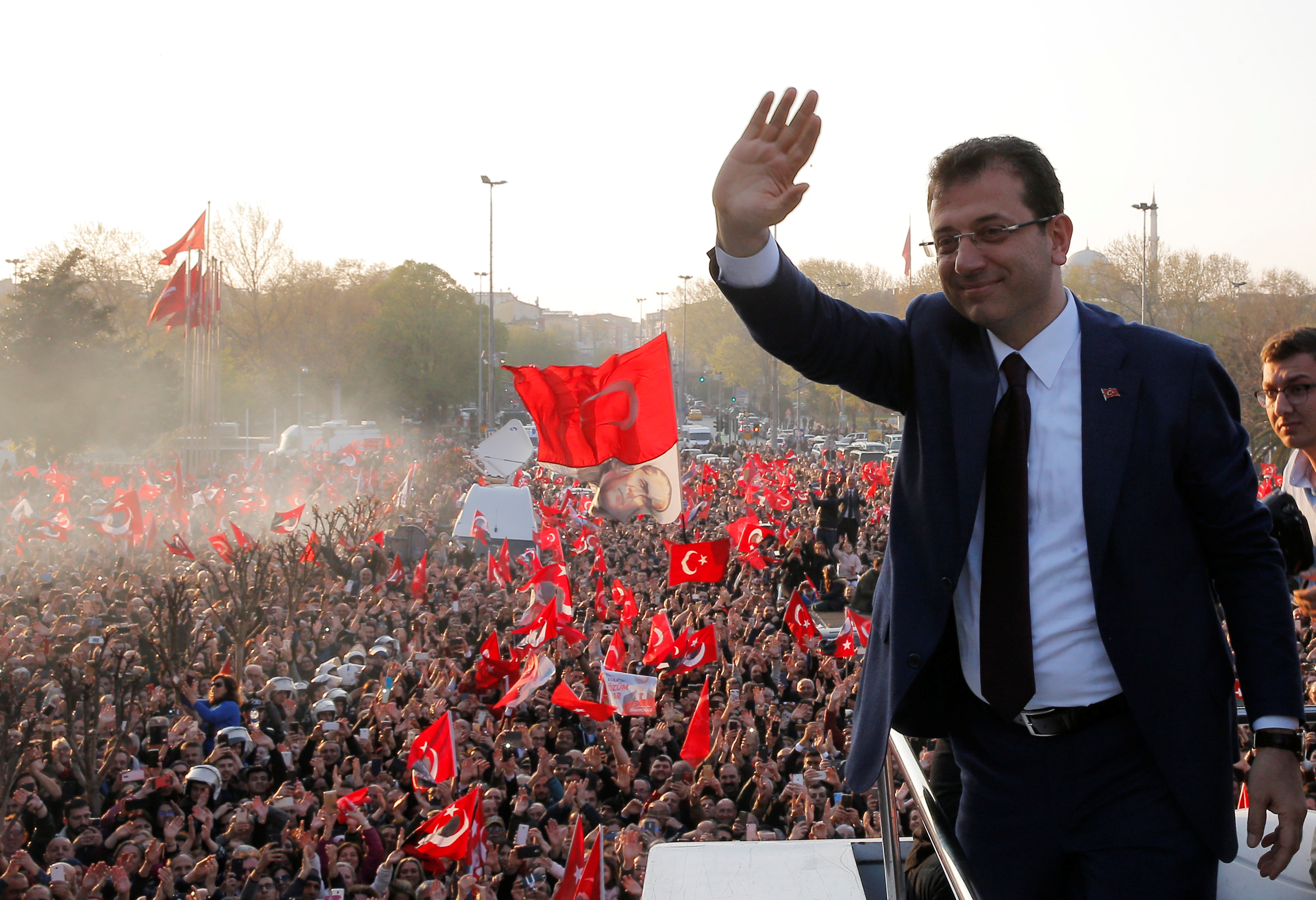 2231814-احتفالات-اسطنبول-بفوز-مرشح-المعارضة-على-حساب-الحزب-الحاكم-(1)