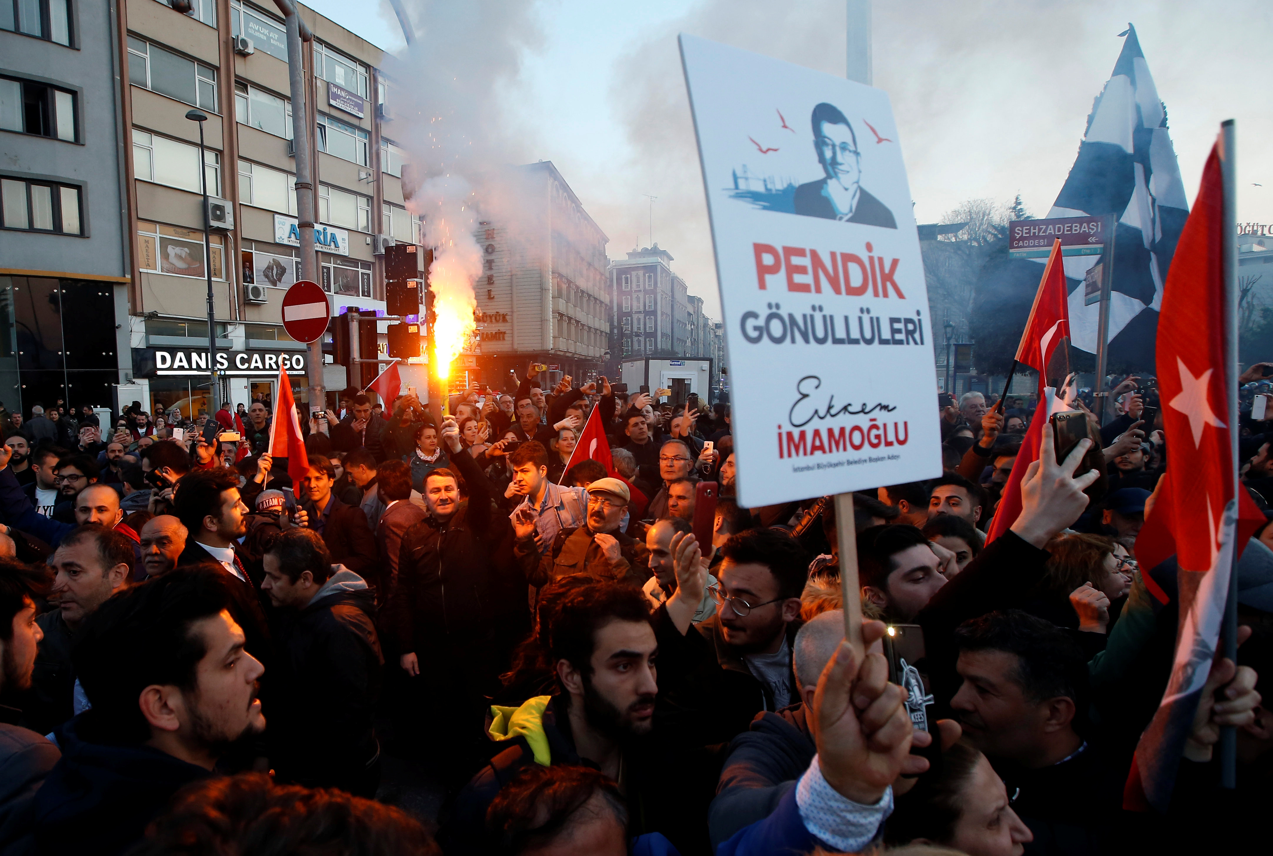2790254-احتفالات-اسطنبول-بفوز-مرشح-المعارضة-على-حساب-الحزب-الحاكم-(5)