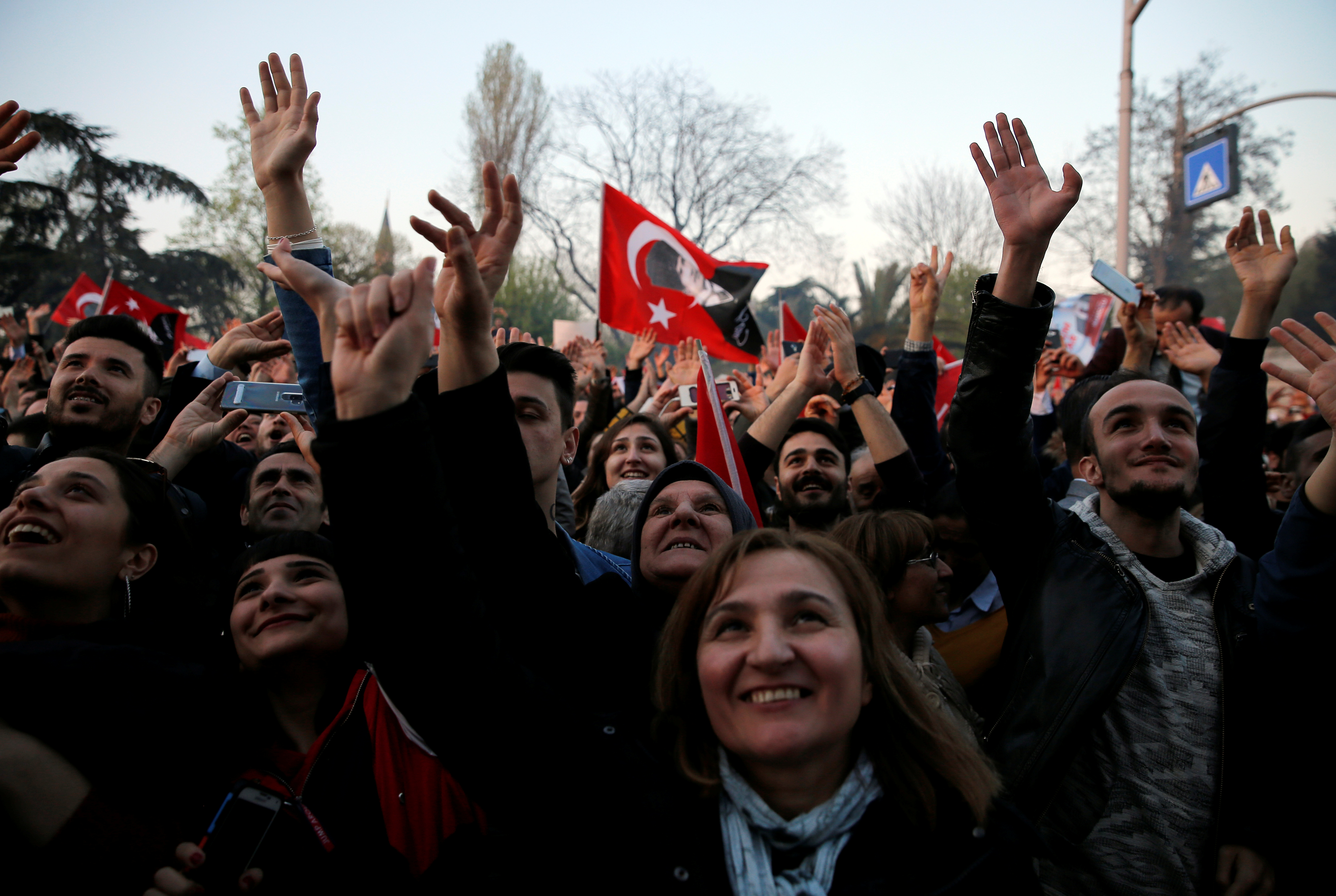 3236382-احتفالات-اسطنبول-بفوز-مرشح-المعارضة-على-حساب-الحزب-الحاكم-(10)