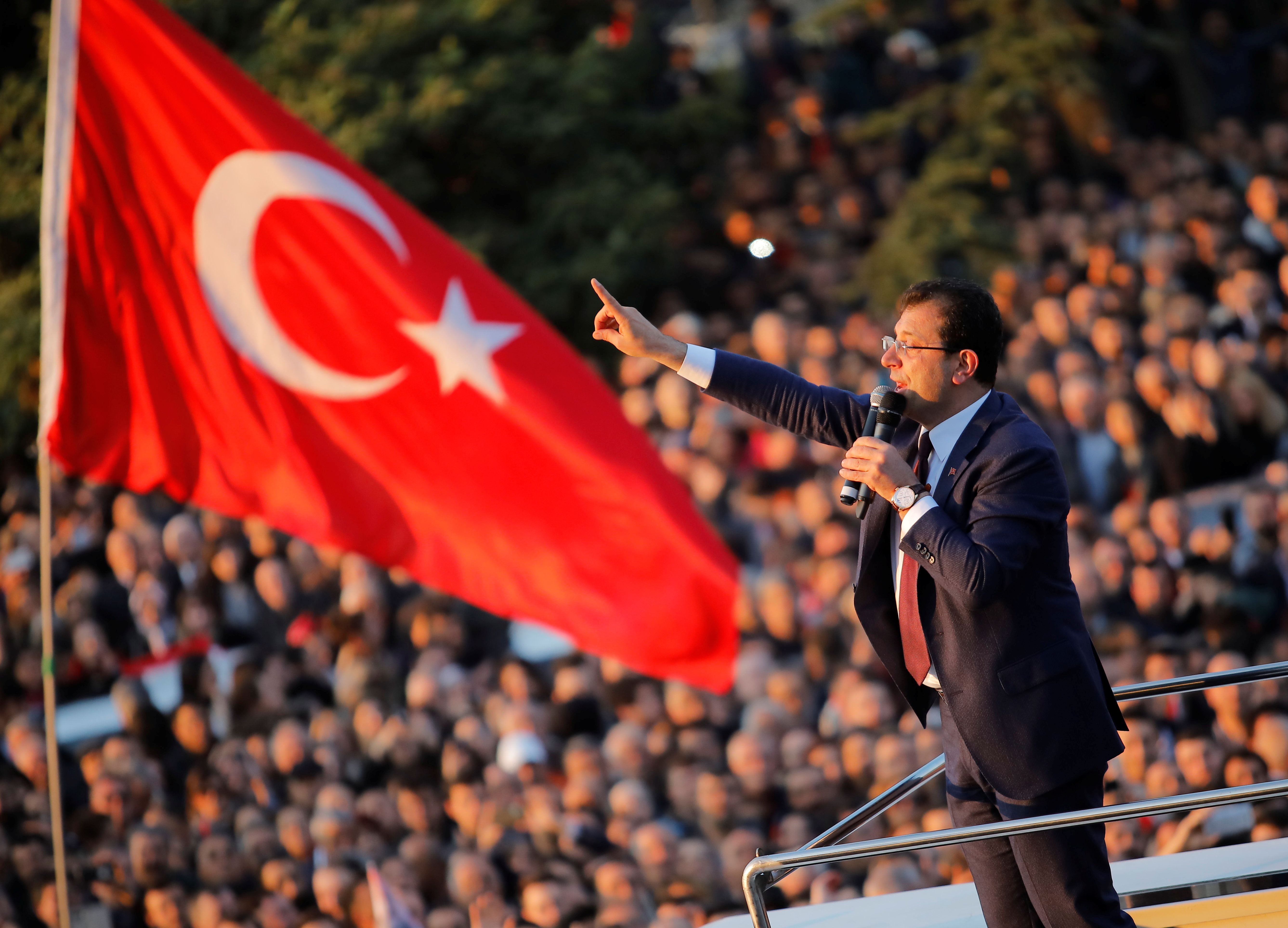 3619199-احتفالات-اسطنبول-بفوز-مرشح-المعارضة-على-حساب-الحزب-الحاكم-(14)
