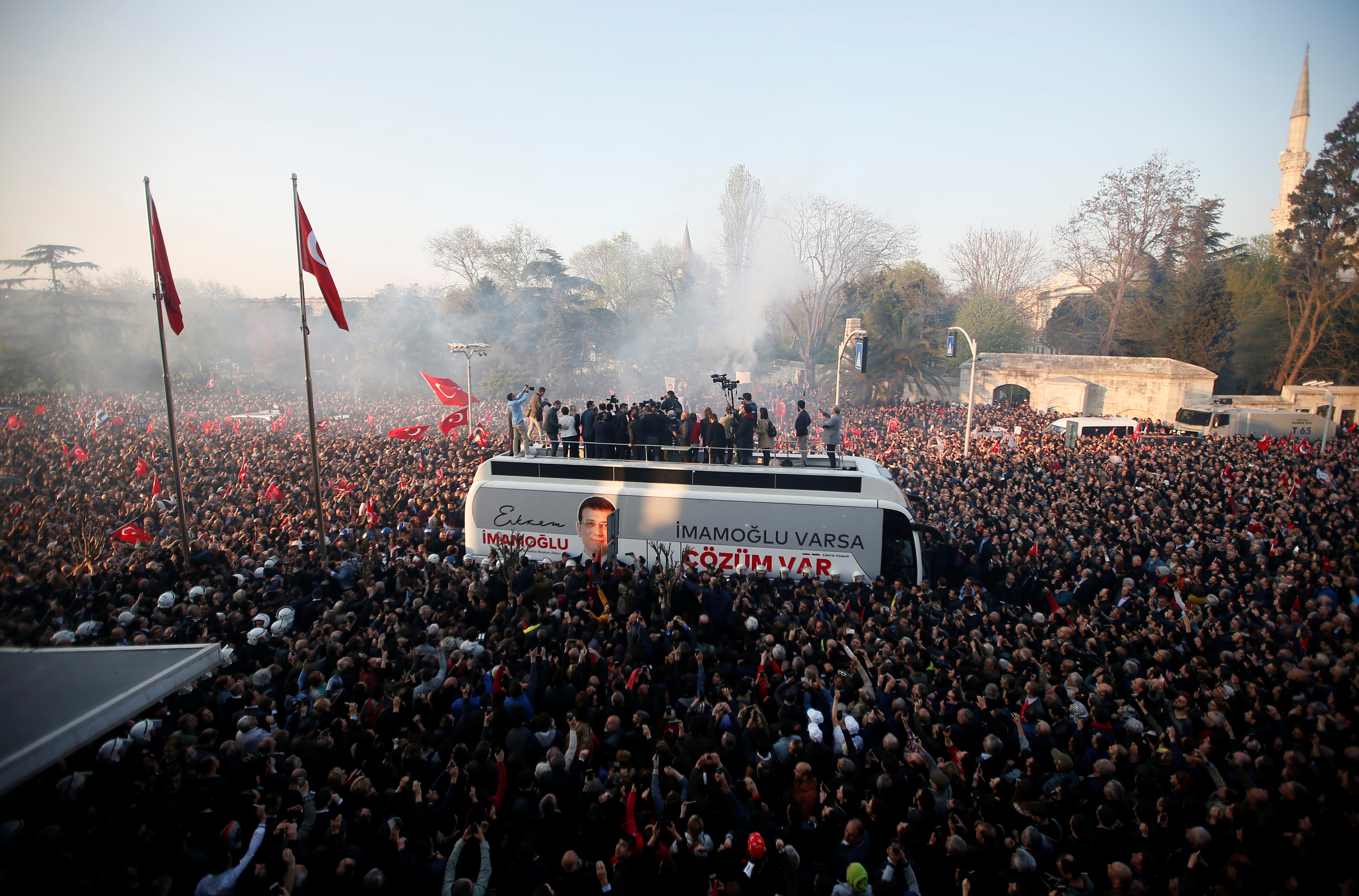 4425515-احتفالات-اسطنبول-بفوز-مرشح-المعارضة-على-حساب-الحزب-الحاكم-(22)