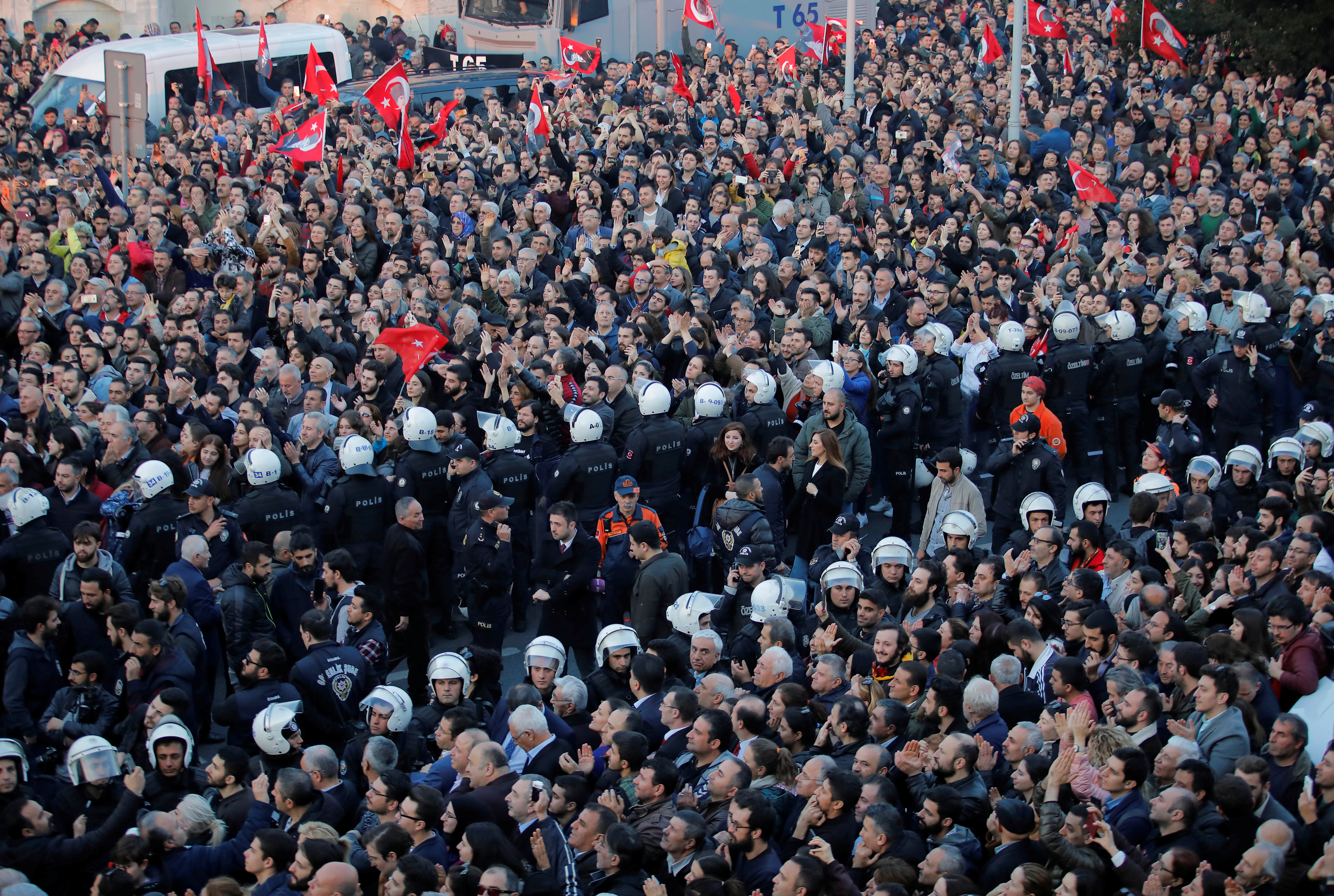 6624287-احتفالات-اسطنبول-بفوز-مرشح-المعارضة-على-حساب-الحزب-الحاكم-(15)
