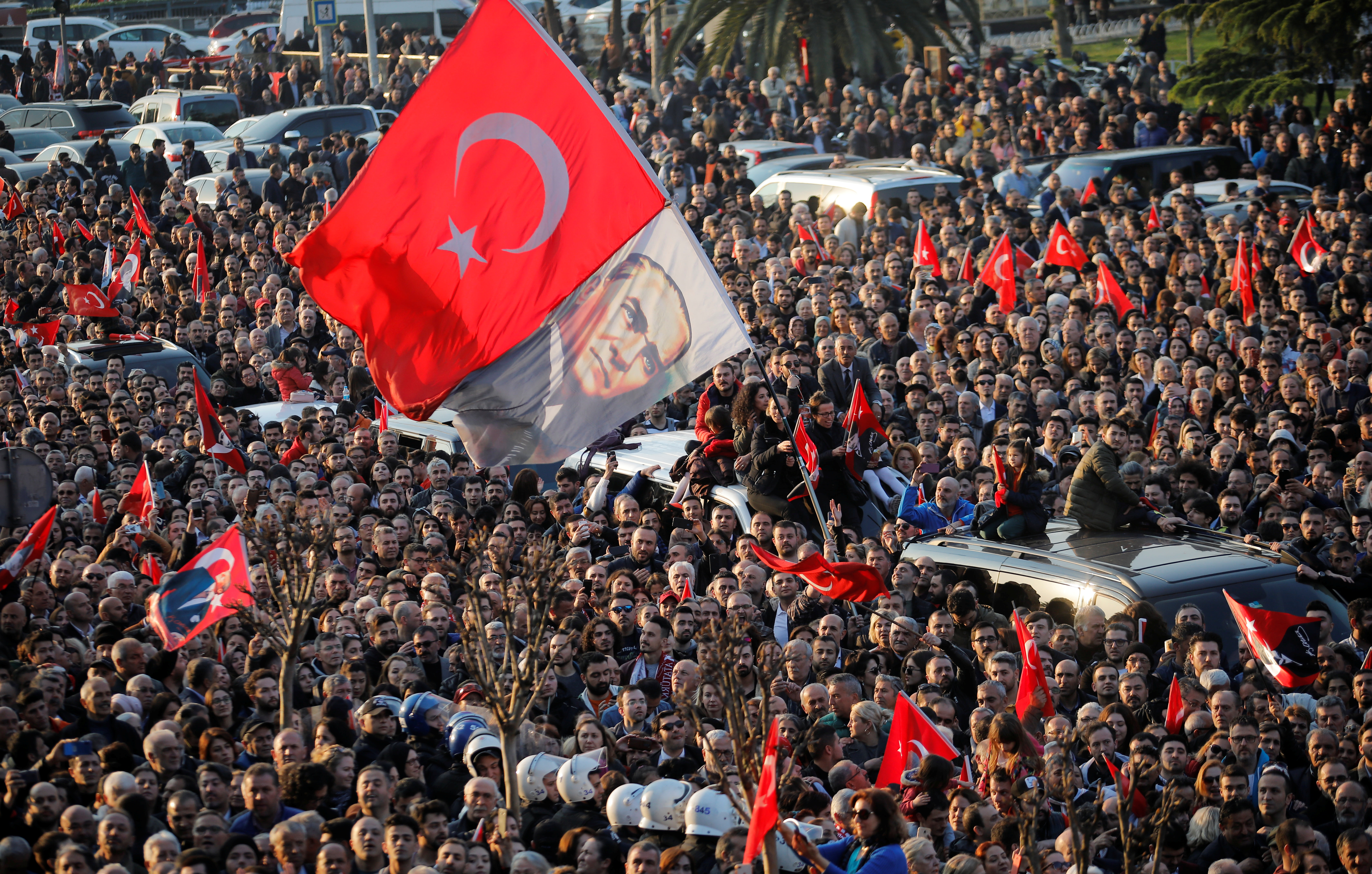 8469183-احتفالات-اسطنبول-بفوز-مرشح-المعارضة-على-حساب-الحزب-الحاكم-(13)