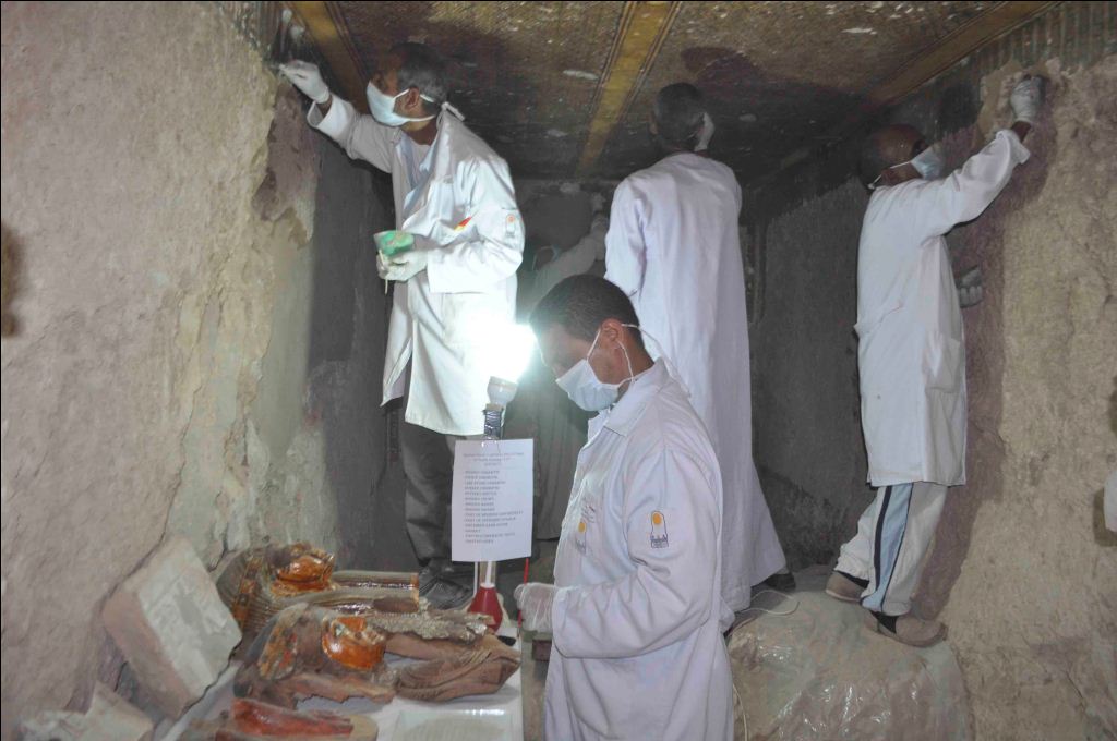 وزارة الآثار تنجح في كشف كنوز تاريخية بمقابر ذراع أبو النجا بجبل القرنة (21)