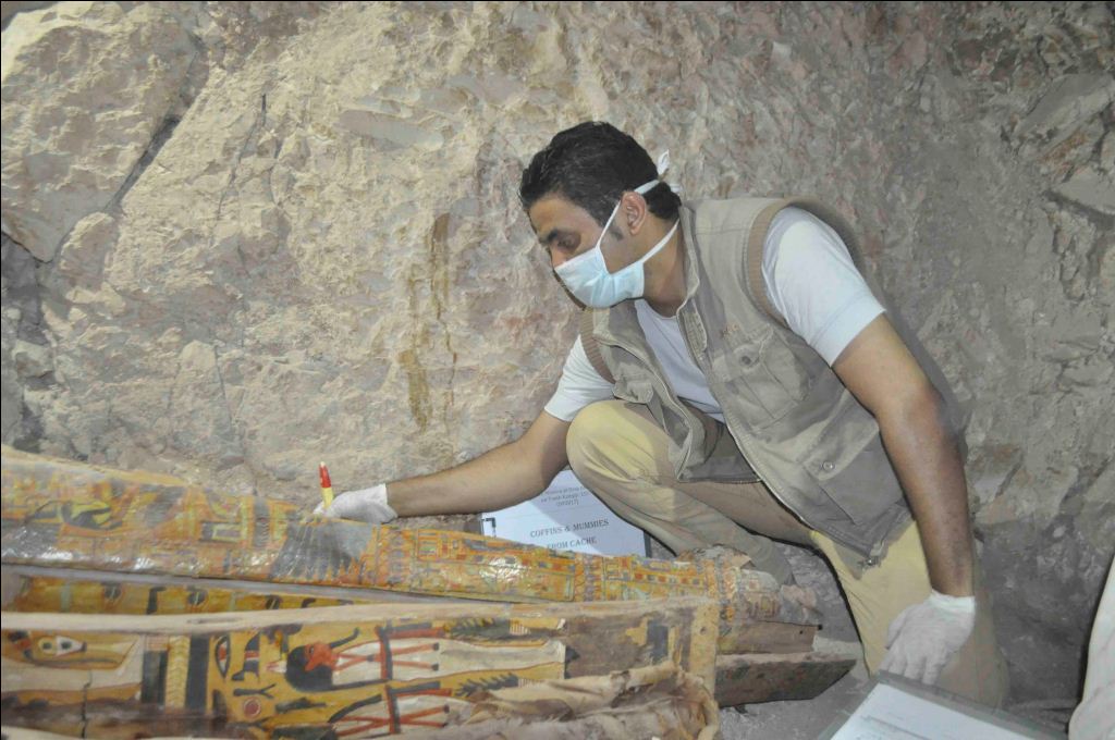 وزارة الآثار تنجح في كشف كنوز تاريخية بمقابر ذراع أبو النجا بجبل القرنة (20)