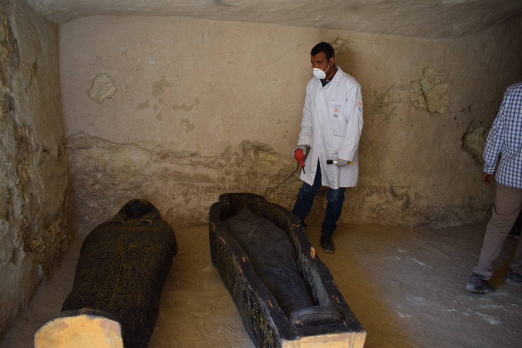 وزارة الآثار تنجح في كشف كنوز تاريخية بمقابر ذراع أبو النجا بجبل القرنة (17)