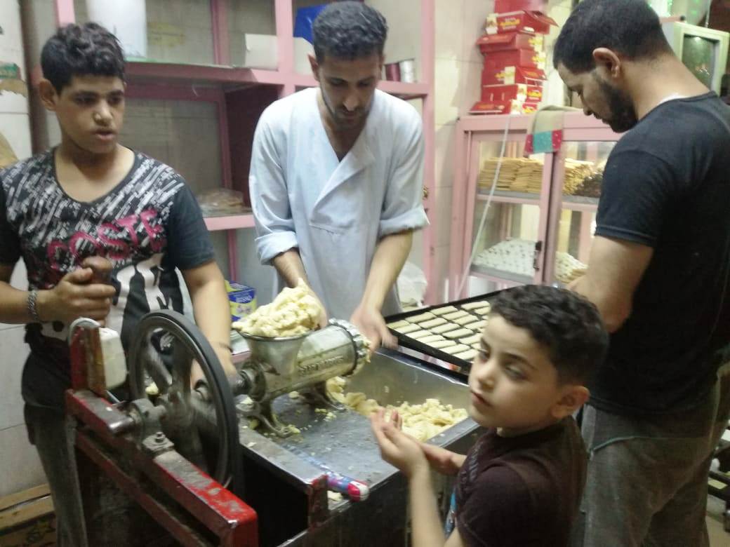 أهالي ومحلات الأقصر تنطلق في صناعة كحك وبسكويت العيد (16)