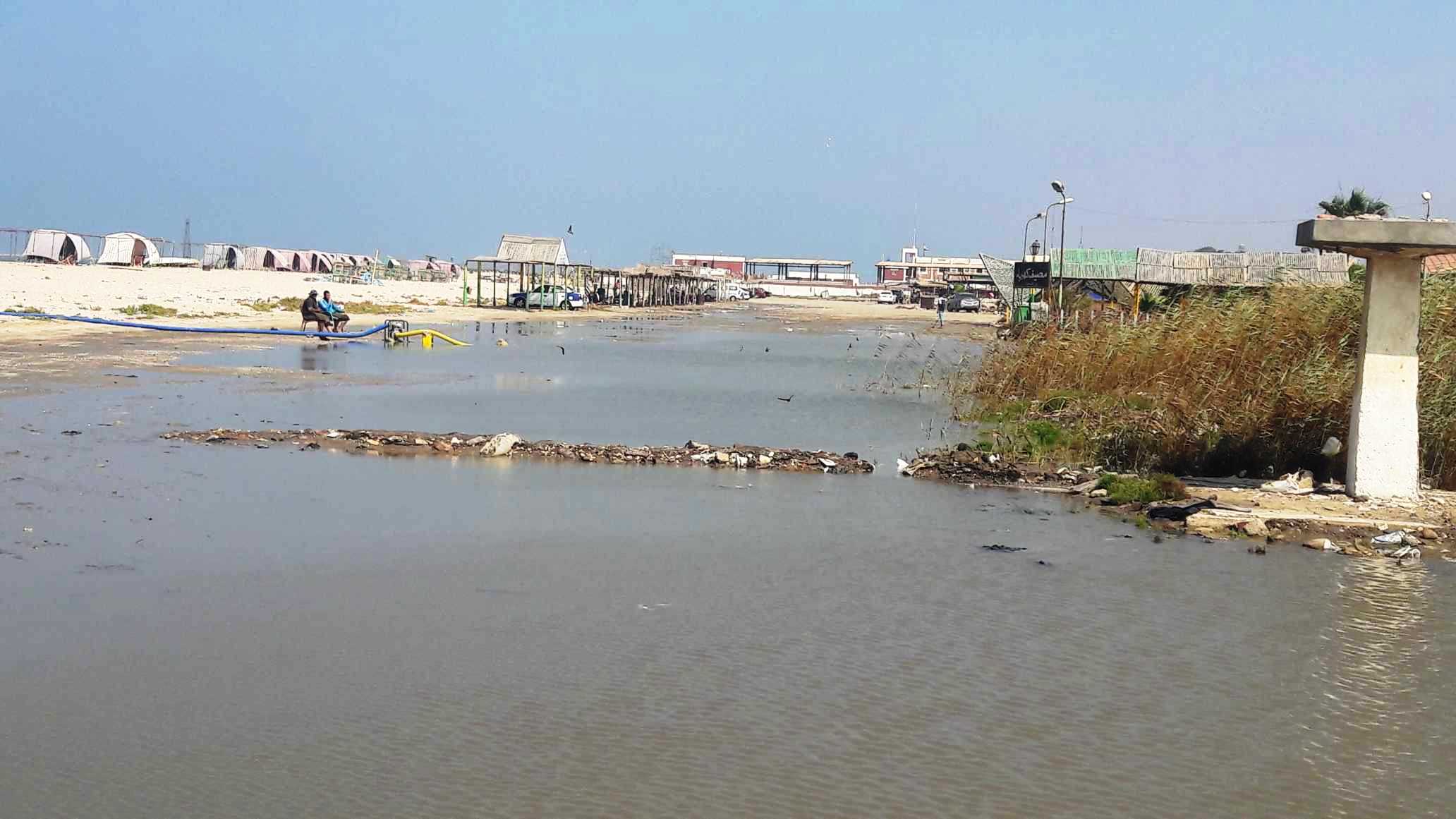 أضبط مخالفة  كارثة  مياه المجارى تصب فى شاطئ بورفؤاد ...  (3)