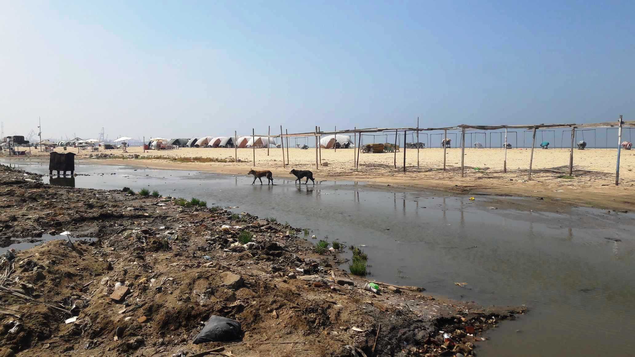 أضبط مخالفة  كارثة  مياه المجارى تصب فى شاطئ بورفؤاد ...  (4)