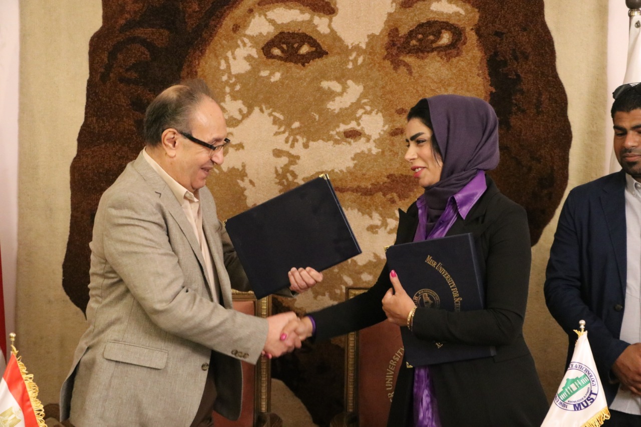 الدكتور محمد العزازي رئيس جامعة مصر والدكتورة عليا عياد اللافي