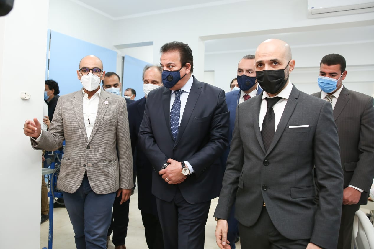 وزير التعليم العالي وخالد الطوخي في افتتاح دار عزل مستشفى سعاد كفافى