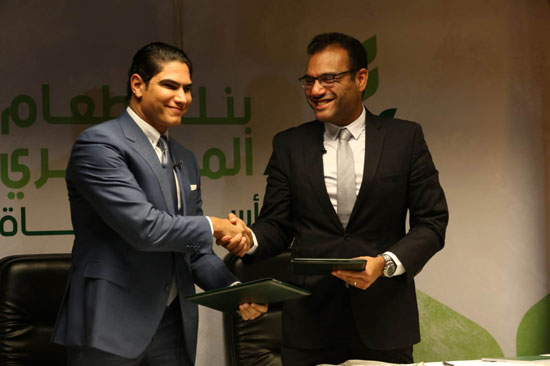 أحمد أبو هشيمة أثناء توقيع بروتوكول تعاون مع بنك الطعام المصرى (5)