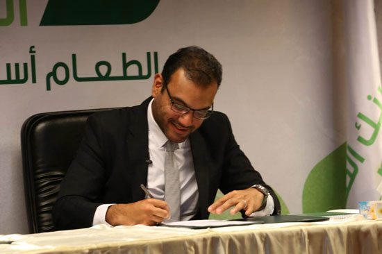 أحمد أبو هشيمة أثناء توقيع بروتوكول تعاون مع بنك الطعام المصرى (6)