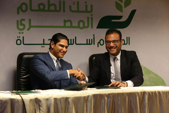 أحمد أبو هشيمة أثناء توقيع بروتوكول تعاون مع بنك الطعام المصرى (2)