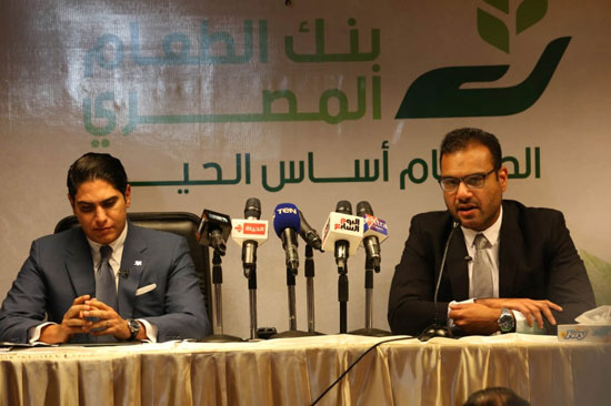 أحمد أبو هشيمة أثناء توقيع بروتوكول تعاون مع بنك الطعام المصرى (4)