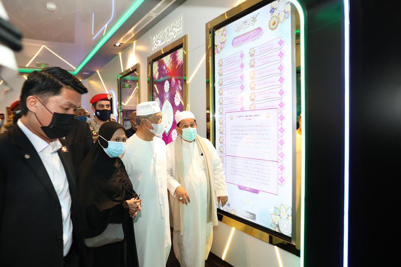 رئيس وزراء ماليزيا ياسين يتجول في المتحف