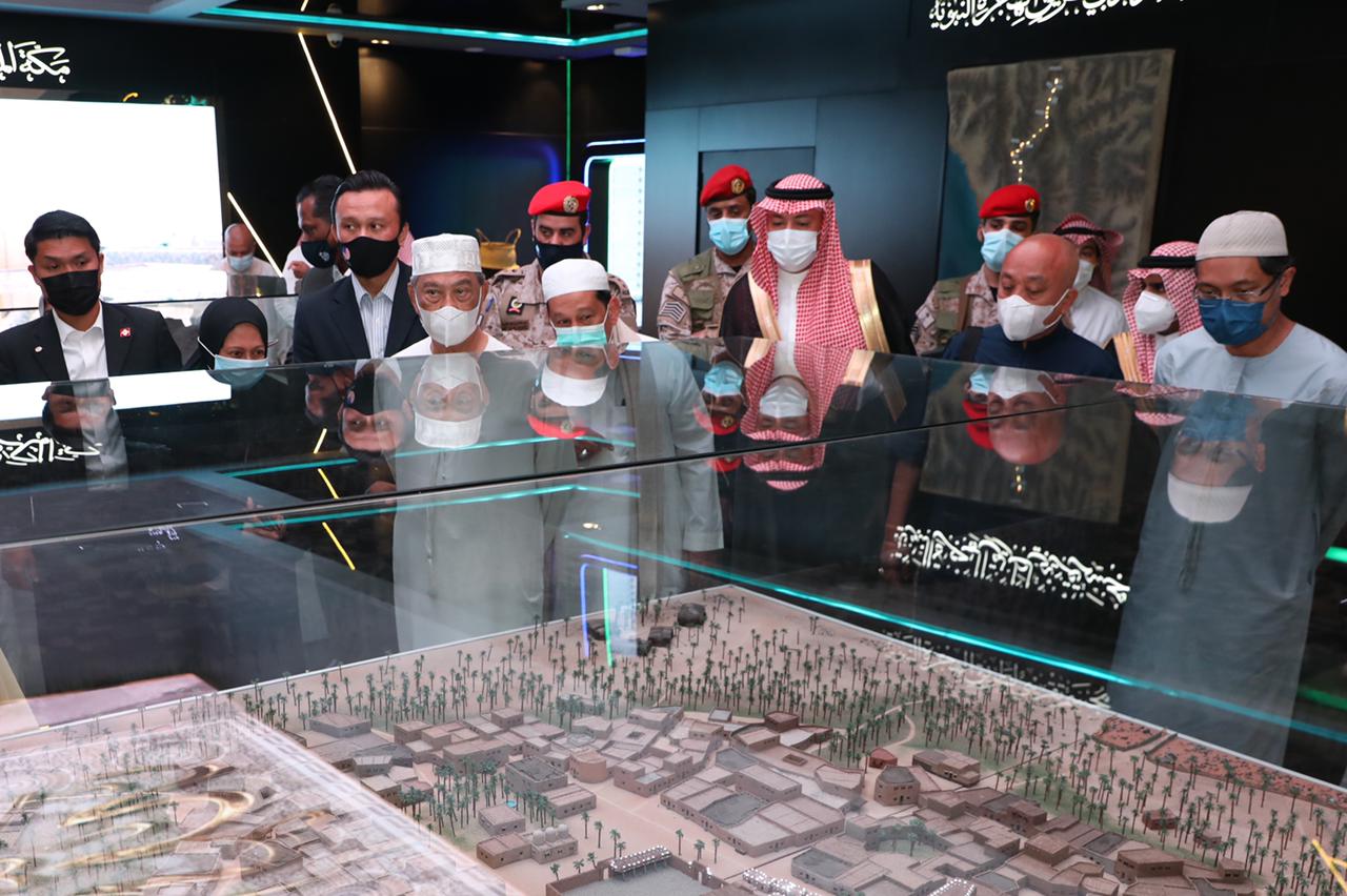 الرئيس الماليزي خلال زيارته لمتحف السيرة النبوية بالمدينة المنورة
