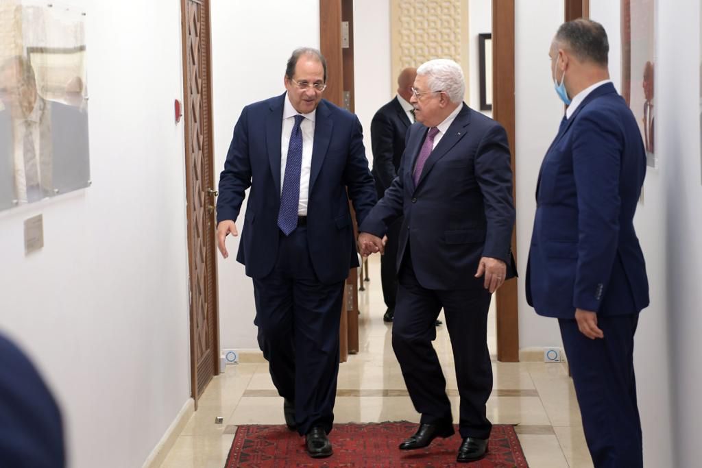 الرئيس الفلسطيني أبو مازن والوزير عباس كامل (1)