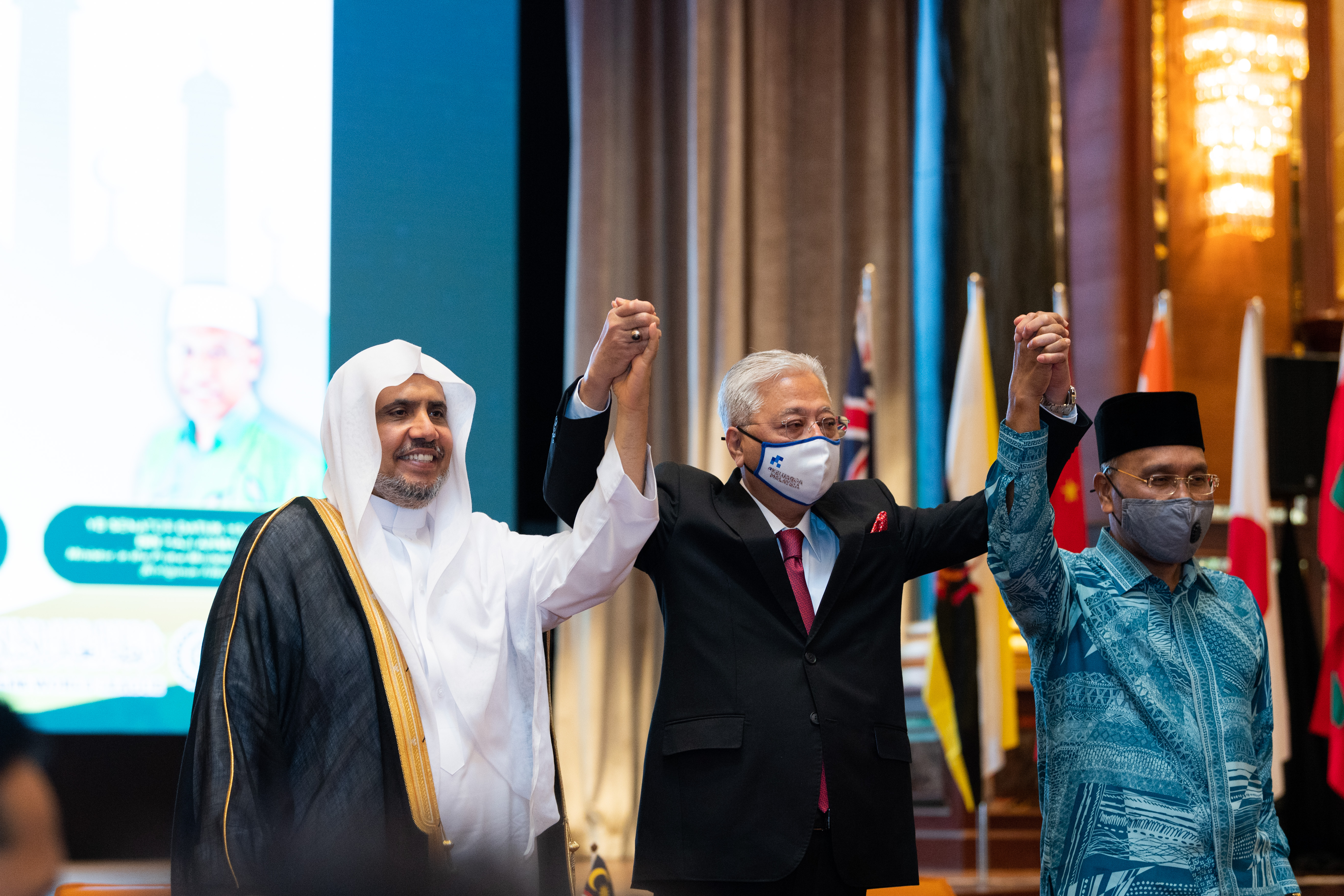 دولة رئيس الوزراء الماليزي متوسطاً معالي الدكتور العيسى ووزير الشؤون الدينية الماليزي