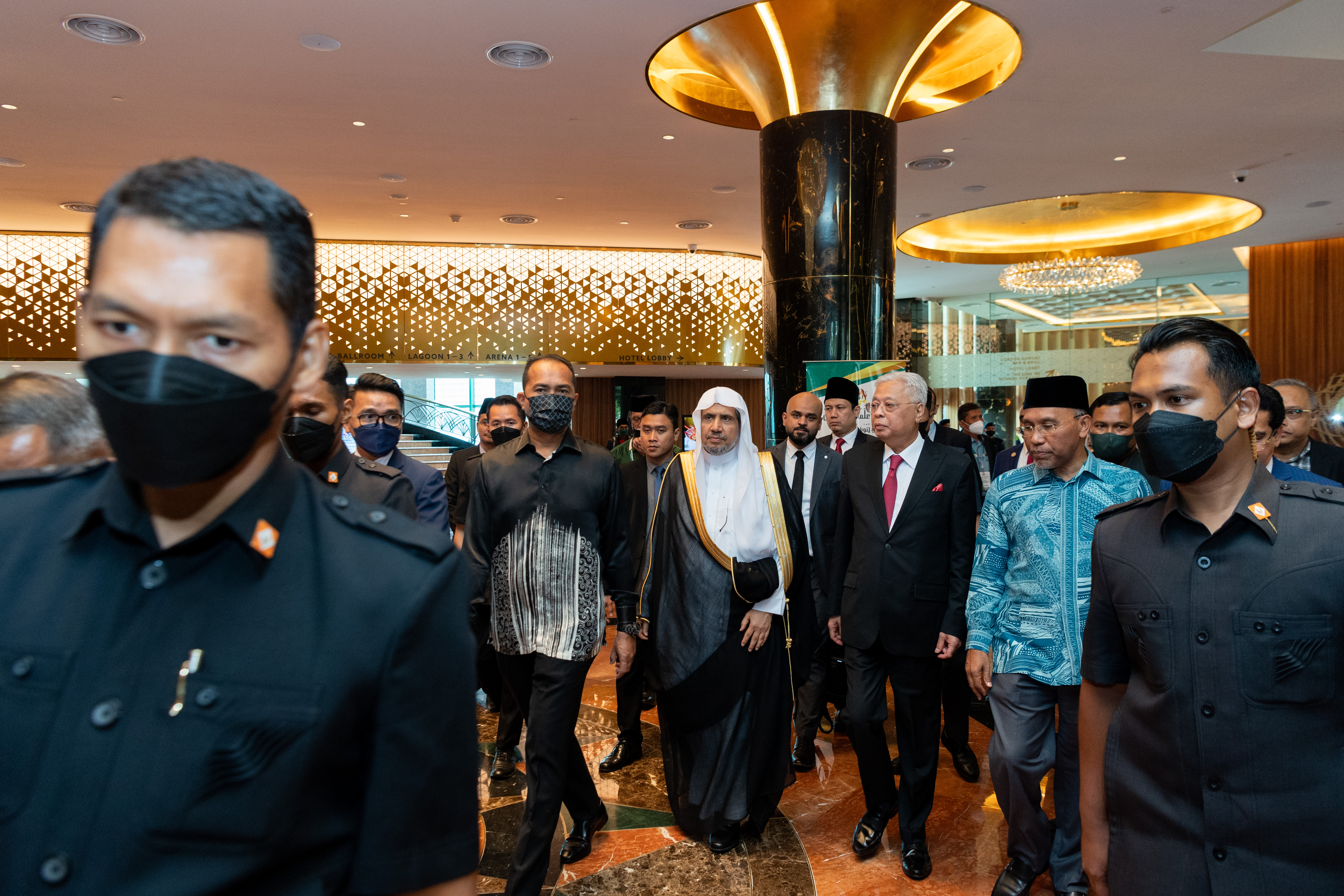 رئيس الوزراء الماليزي وقيادات حكومية ماليزية برفقة معالي الأمين العام لرابطة العالم الإسلام