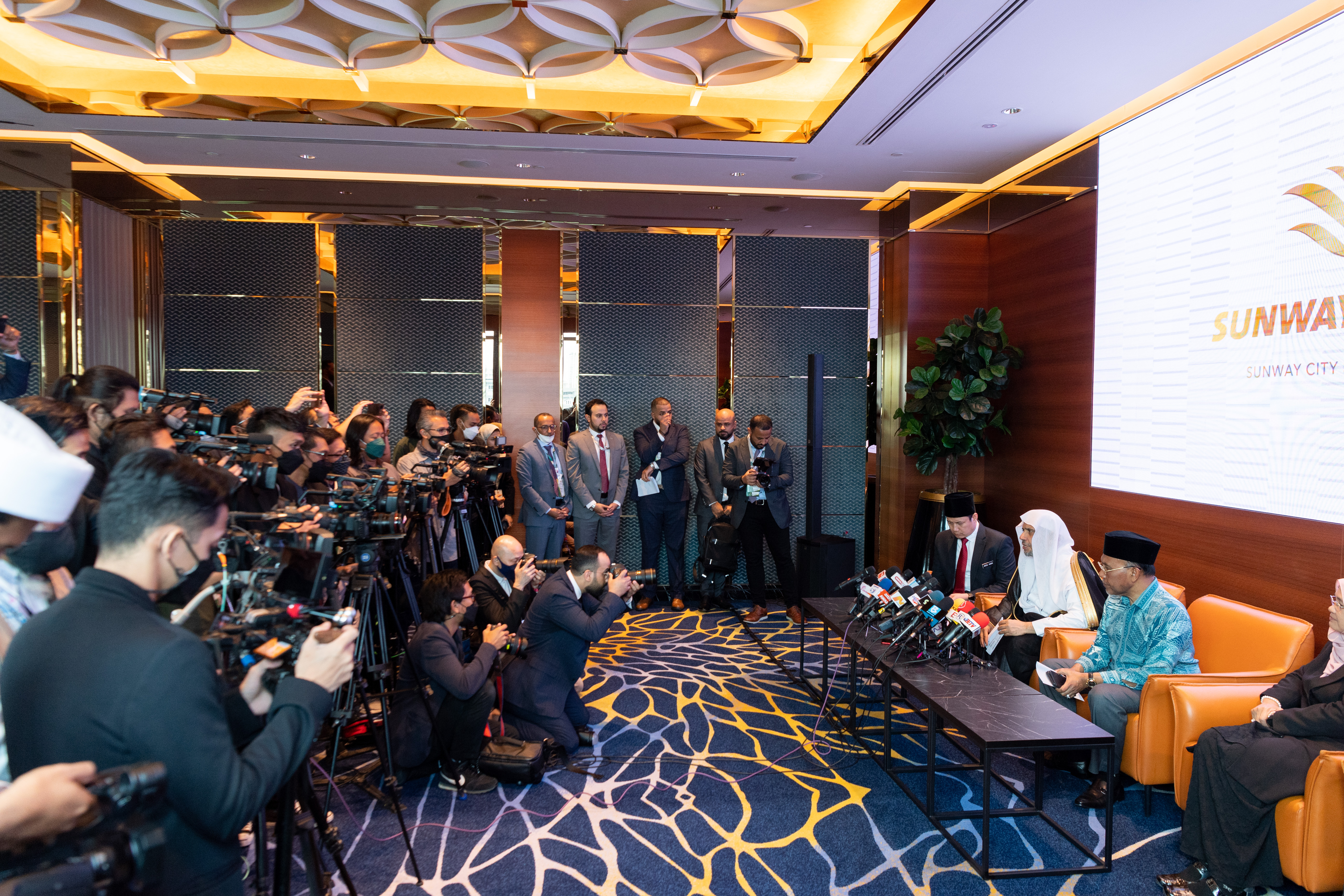 د. العيسى يعقد مؤتمراً صحافياً مع موفدي وسائل الإعلام الرئيسة لدول جنوب شرق آسيا