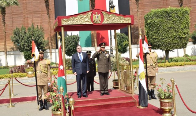 وزير الدفاع يستقبل رئيس مجلس الوزراء بالمملكة الأردنية الهاشمية