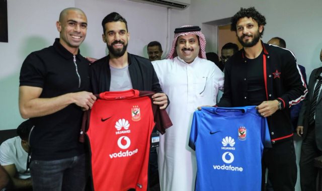 تركي آل الشيخ مع لاعبي مصر