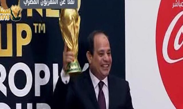 الرئيس عبد الفتاح السيسي يحمل كأس العالم