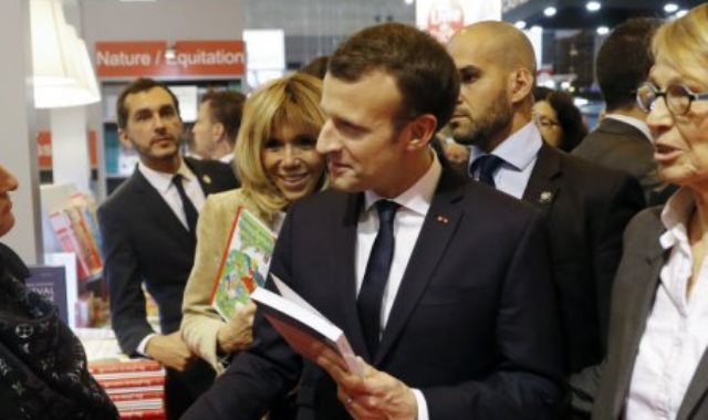 الرئيس الفرنسي فى معرض باريس الدولي للكتاب