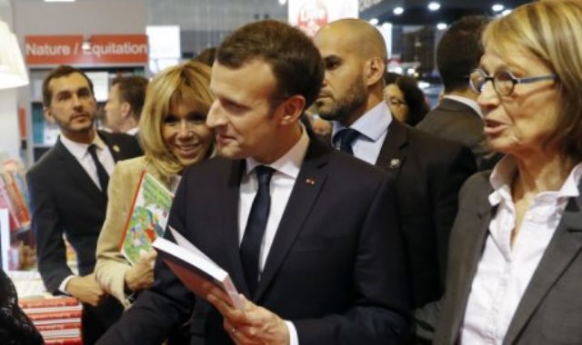 إيمانويل ماكرون يفتتح معرض باريس للكتاب