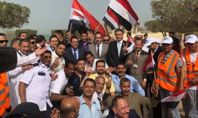 السفير المصرى بالكويت يتفقد نقطة تمركز الناخبين المصريين