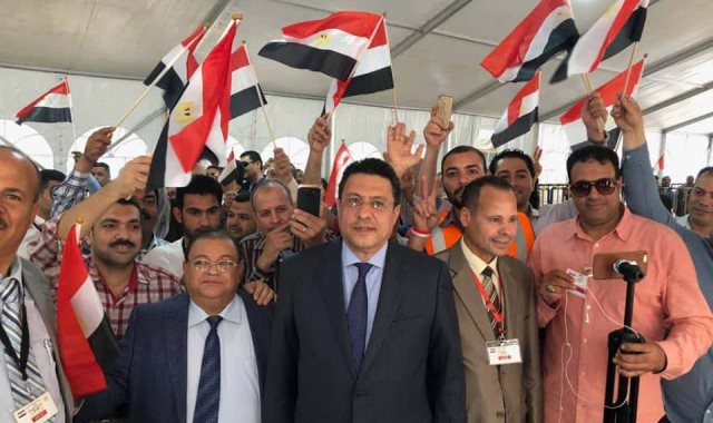 السفير يتوسط الجالية المصرية في الكويت