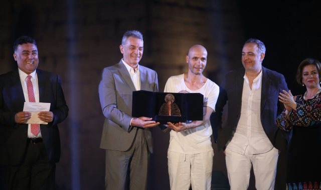 محمود حميدة يسلم جوائز مهرجان الأقصر للسينما الإفريقية