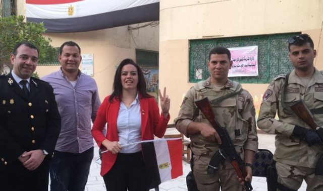 سيلفيا نبيل تدلي بصوتها في الانتخابات الرئاسية بمدينة نصر 