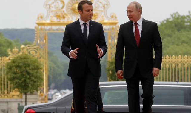 الرئيس الروسى فلاديمير بوتين ونظيره الفرنسى مانويل ماكرون