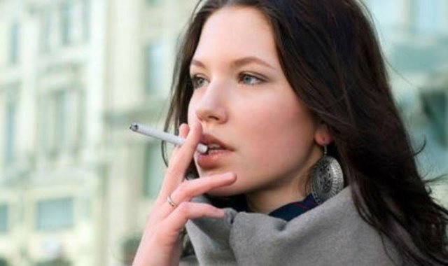 امرأة تدخن- أرشيفية